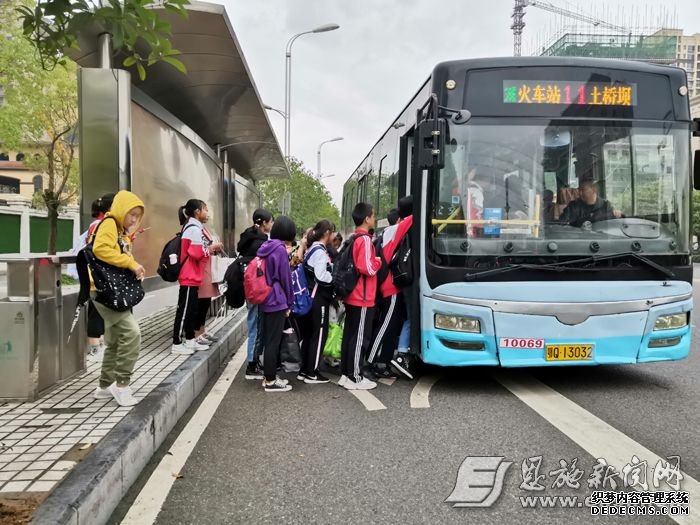 學(xué)生在公交站臺上車。